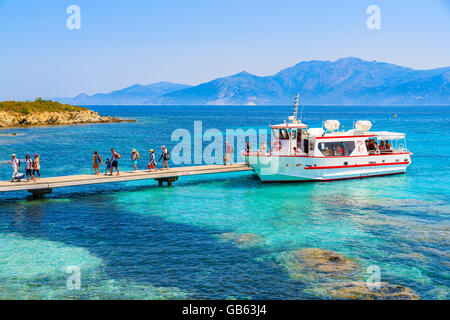 Corse, FRANCE - Nov 3, 2015 : les touristes en bateau et balade sur la jetée de Lotu plage, Corse, France. Ce Banque D'Images