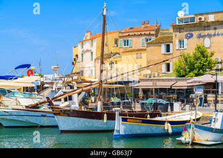 SAINT FLORENT, CORSE - JUN 30, 2015 : bateaux de pêche au petit port de Saint Florent, Corse, France. Banque D'Images