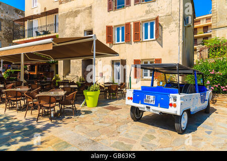 ERBALUNGA, CORSE - 4 JUIL 2015 : classic car parking gratuit sur la rue d'Erbalunga village. Ce lieu est situé sur le Cap Corse Banque D'Images