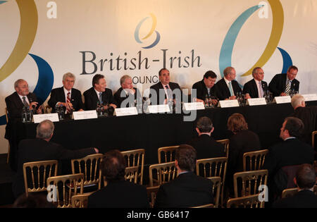 Délégués du Conseil britannique-irlandais (de gauche à droite) Ministre principal de l'île de Man Tony Brown, Premier Ministre du pays de Galles Rhodri Morgan, Premier Ministre de l'Irlande du Nord Peter Robinson, Secrétaire d'Etat du pays de Galles Paul Murphy, Premier Ministre écossais Alex Salmond, Taoiseach Brian Cowen, Premier ministre adjoint de l'Irlande du Nord, Martin McGinness, ministre en chef de Jersey Frank Walker et ministre en chef de Guernesey, Lyndon Trott, lors d'un sommet dans une demeure ancestrale écossaise. Banque D'Images