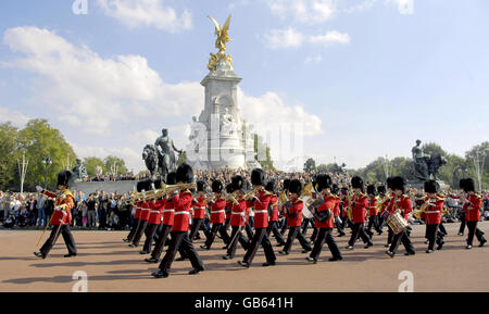 Vue générale des soldats du Grenadier Regiment prennent part à la cérémonie de la relève de la garde devant Buckingham Palace à Londres. Banque D'Images