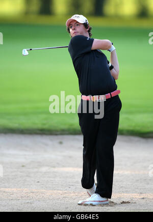 Rory McIlroy d'Irlande du Nord joue son deuxième tir au 9e vert d'un bunker de fairway pendant les Quinn Insurance British Masters au Belfry, Wishaw, Sutton Coldfield. Banque D'Images