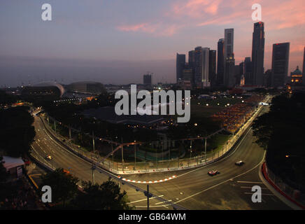 Heikki Kovalainen, dans sa McLaren Mercedes, fait descendre une BMW Sauber au tournant 9 du circuit Marina Bay, vu du Swissotel The Stamford lors de la session de qualification au Marina Bay circuit Park à Singapour. Banque D'Images