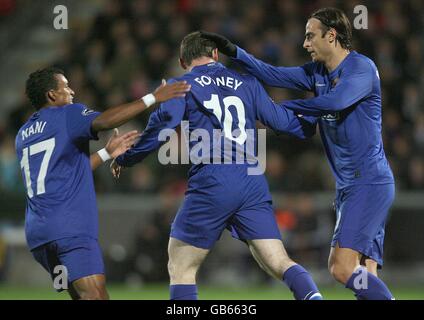 Wayne Rooney (c) de Manchester United est félicité par son équipe Les copains Luis Nani (l) et Dimitar Berbatov (r) après avoir obtenu le score l'objectif d'ouverture Banque D'Images