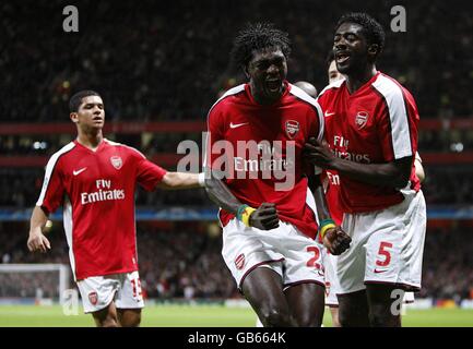 Emmanuel Adebayor (au centre) d'Arsenal célèbre avec ses coéquipiers après avoir marquant le deuxième but du match. Banque D'Images