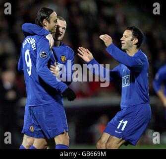 Dimitar Berbatov (l) de Manchester United est félicité par son équipe Les copains Wayne Rooney (c) et Ryan Giggs (r) après avoir marqué le deuxième objectif Banque D'Images