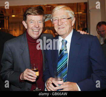 Sir Michael Parkinson avec Henry Kelly lors d'une fête pour célébrer la publication de son livre, « My Autobiography », dans le Holland Park de Londres. Banque D'Images