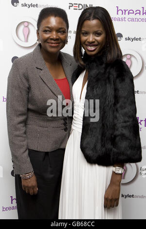Après la cérémonie de remise des prix au Cadogan Hall, Londres, la présentatrice de télévision et les Prix inspiration pour les femmes 2008 organisent le mois de juin Sarpong avec la collègue du Parti travailliste, Baroness Amos. Banque D'Images