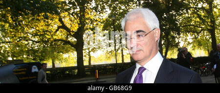 Le chancelier Alistair Darling quitte les studios Millbank, Westminster. Banque D'Images