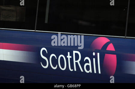 Un train First Scot Rail à la gare de Waverley à Édimbourg. Banque D'Images