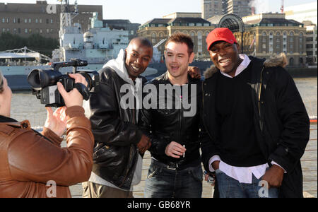 Danny Dyer (au centre) photographié en train de filmer les premières scènes du nouveau film britannique « The Rapture » à Tate et Lyle Jetty, Sugar Quay, est de Londres. Banque D'Images