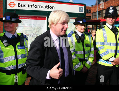 Le maire de Londres Boris Johnson pose avec des policiers lors d'une séance photo dans le centre-ville de Bexleyheath, dans le Kent, après avoir annoncé des plans pour 30 sites afin de bénéficier de nouvelles équipes de police des transports. Banque D'Images