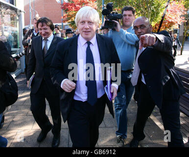 Le maire de Londres Boris Johnson (au centre) lors d'une promenade dans le centre-ville de Bexleyheath, dans le Kent, après avoir annoncé des plans pour 30 sites afin de bénéficier de nouvelles équipes de police des transports. Banque D'Images