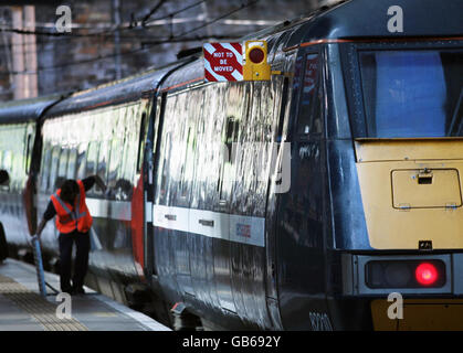 Un train se tient à la gare Waverley d'Édimbourg et une grève de 24 heures se termine après que les travailleurs du signal ont manifesté pour changer les listes de travail. Banque D'Images