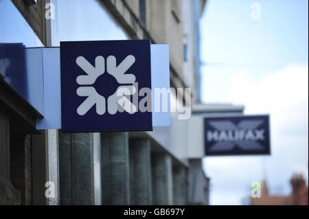 Panneau Royal Bank of Scotland.Un panneau de la Royal Bank of Scotland avec le panneau de la banque de Halifax en arrière-plan. Banque D'Images