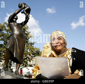 Cecile Nobrega, la poète qui a écrit Bronze Woman, se trouve à côté du monument de la Femme Bronze, une sculpture de trois mètres de haut d'une femme sans nom des Caraïbes tenant son enfant haut au-dessus de sa tête et regardant dans ses yeux, créée par Aleix Barbat, Comme il est dévoilé dans Stockwell Memorial Garden dans le sud de Londres, devenant la première statue publique d'une femme noire en Angleterre. Banque D'Images