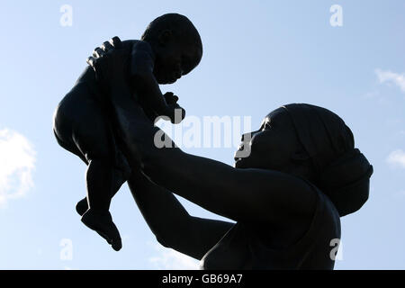 Le monument de la Femme de bronze, une sculpture de trois mètres de haut d'une femme des Caraïbes sans nom, tenant son enfant au-dessus de sa tête et regardant dans ses yeux, créée par Aleix Barbat,Est dévoilé dans le Stockwell Memorial Garden dans le sud de Londres et devient la première statue publique d'une femme noire en Angleterre.Il a été inspiré par un poème appelé Bronze Woman, écrit il y a 30 ans par Cecile Nobrega, poète né en Guyane en 1919, qui a vécu à Stockwell pendant 30 ans. Banque D'Images