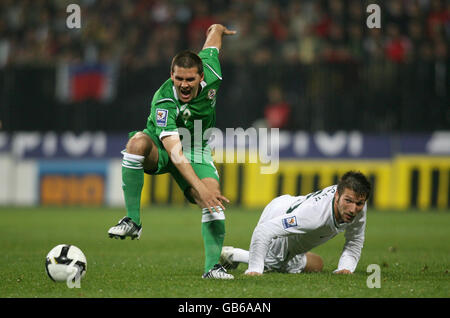 David Healy, en Irlande du Nord, est fouillé par Bostjan Cesar, en Slovénie, lors du match du groupe de qualification de la coupe du monde au stade Ljudski Vrt, à Maribor, Solvenia. Banque D'Images