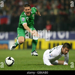 David Healy, en Irlande du Nord, est fouillé par Bostjan Cesar, en Slovénie, lors du match du groupe de qualification de la coupe du monde au stade Ljudski Vrt, à Maribor, Solvenia. Banque D'Images