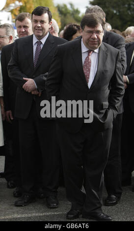 Le ministre des Finances, Brian Lenihan (deuxième à gauche) et Taoiseach, Brian Cowen (avant), assistent à la commémoration annuelle de la Fianna Fail Party Wolfe Tone au cimetière de Bodenstown, à Co Kildare. Banque D'Images