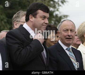 Le ministre des Finances, Brian Lenihan (à gauche), et le ministre de la Justice, Dermot Ahern, participent à la commémoration annuelle de la Fianna Fail Party Wolfe Tone au cimetière de Bodenstown, à Co Kildare. Banque D'Images