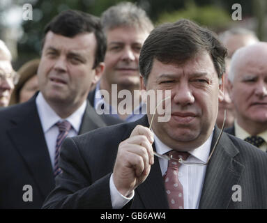 Le ministre des Finances, Brian Lenihan (à gauche) et Taoiseach, Brian Cowen, assistent à la commémoration annuelle de la Fianna Fail Party Wolfe Tone au cimetière de Bodenstown, à Co Kildare. Banque D'Images