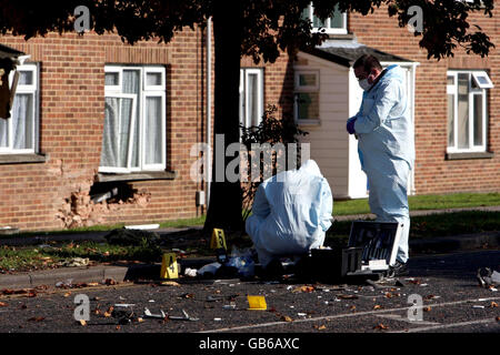 La scène à London Road, Bedford, après la mort d'un piéton lorsque deux voitures volées ont heurté et heurté un bloc d'appartements. Banque D'Images