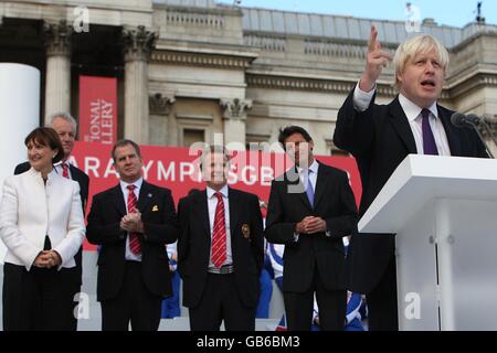 Le maire de Londres Boris Johnson (r) prononce un discours sur la scène de Trafalgar Square lors de la parade du siège de Team GB dans le centre de Londres, comme Lord Sebastian COE, Colin Moynihan, Tessa Jowell et Simon Clegg regardent Banque D'Images