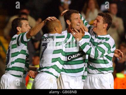 Chris Sutton (3e l), du Celtic, célèbre le deuxième but contre l'Olympique Lyonnais avec le l-r Liam Miller, Henrik Larsson et Alan Thompson Banque D'Images