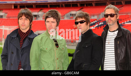 Oasis (de gauche à droite) Gem Archer, Noel Gallagher, Liam Gallagher et Andy Bell sont photographiés lors d'une séance photo au stade Wembley, où ils ont annoncé leur plus grande tournée de sites en plein air au Royaume-Uni et en Irlande l'été prochain. Banque D'Images