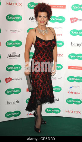 Cleo Rocos arrivant pour la Grande finale du spectacle Specsavers porteur de l'année 2008, au Waldorf Hilton Hotel, centre de Londres. Banque D'Images