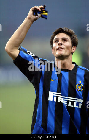 Football - Ligue des champions de l'UEFA - Groupe B - Inter Milan / Dynamo Kiev.Javier Zanetti, de l'Inter Milan, célèbre avec les fans à la fin du match Banque D'Images