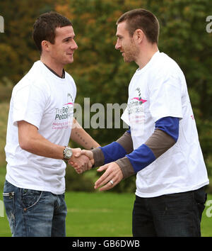 Le capitaine des Rangers Barry Ferguson et le capitaine du Celtic Stephen McManus ont participé au lancement de la campagne visant à construire un nouveau centre de recherche sur le cancer pour l'Écosse. Les deux joueurs ont promis leur soutien à l'appel de 10 millions de Beatson Pebble à Glasgow. Banque D'Images