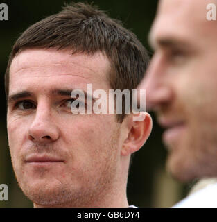 Le capitaine des Rangers Barry Ferguson (à gauche) et le capitaine du Celtic Stephen McManus ont participé au lancement de la campagne visant à construire un nouveau centre de recherche sur le cancer pour l'Écosse. Les deux joueurs ont promis leur soutien à l'appel de 10 millions de Beatson Pebble à Glasgow. Banque D'Images