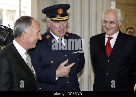 (De gauche à droite) le ministre de la Justice, Dermot Ahern, le commissaire de Garda, Fachtna Murphy, et le ministre de l'Environnement, John Gormley, à l'hôtel de ville de Dublin, où ils ont lancé de nouvelles lignes directrices pour les comités mixtes de police. Banque D'Images