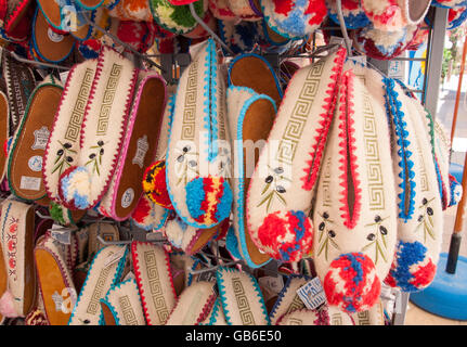 Chaussons en laine traditionnelle grecque dans une boutique de souvenirs, Mastichari, Kos (Cos), du Dodécanèse, Grèce, région sud de la Mer Egée Banque D'Images