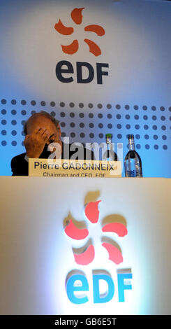 Pierre Gadonneix, Président-directeur général de la société française d'énergie EDF, assiste à une conférence de presse à Londres pour annoncer l'acquisition de British Energy. Banque D'Images