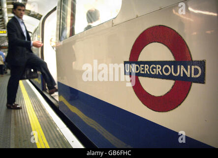 Les travailleurs des tubes doivent être gonflés pour une action industrielle.Image générique d'un train de métro de Londres arrivant à la station Oxford Circus. Banque D'Images