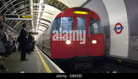 Les travailleurs des tubes doivent être gonflés pour une action industrielle.Image générique d'un train de métro de Londres arrivant à la station Oxford Circus. Banque D'Images