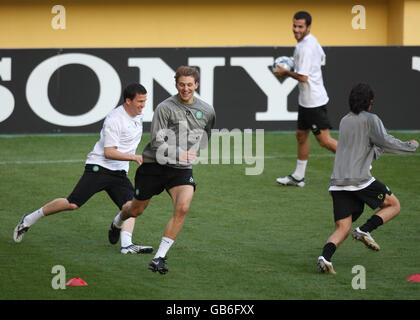 Gary Caldwell du Celtic (à gauche) se chase après Glenn Loovens (au centre) et Georgios Samaras (à droite) lors d'une séance d'entraînement au stade El Madrigal, Villarreal, Espagne. Banque D'Images