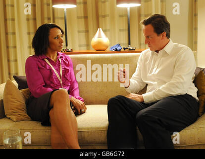 Le chef du Parti conservateur David Cameron rencontre l'ancienne athlète olympique Dame Kelly Holmes à Birmingham avant d'assister à la conférence de son parti. Banque D'Images