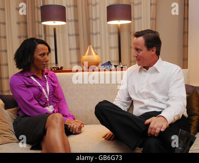 Le chef du Parti conservateur David Cameron rencontre l'ancienne athlète olympique Dame Kelly Holmes à Birmingham avant d'assister à la conférence de son parti. Banque D'Images