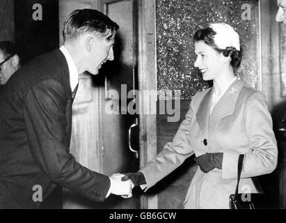 (G-D) Roger Bannister serre les mains avec sa Reine Elizabeth II Banque D'Images