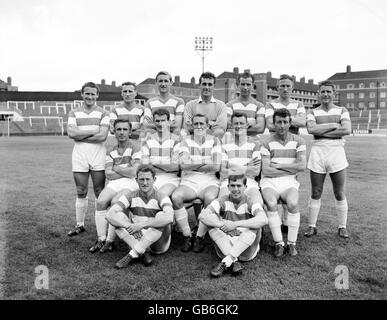 Groupe d'équipe des Queens Park Rangers : (rangée arrière, l-r) George Francis, Mark Lazarus, Mike Keen, Ray Drinkwater, Bernard Evans, Jim Towers, Peter Baker; (deuxième rangée, l-r) Jimmy Andrews, Keith Rutter, Roy Bentley, Tony Ingham, Peter Angell; (première rangée, l-r) Brian Bedford, Mike Barber Banque D'Images