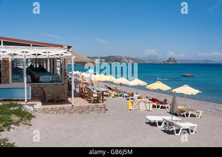 Taverne de plage à la baie de Kamari, Kefalos, Kos (Cos), du Dodécanèse, Grèce, région sud de la Mer Egée Banque D'Images