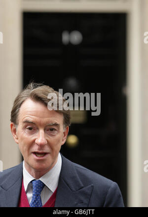 Peter Mandelson, à l'extérieur de Downing Street, s'entretient avec Gordon Brown au sujet de sa proposition de retour de choc au gouvernement. Banque D'Images