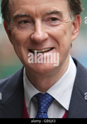 Peter Mandelson devant Downing Street après avoir eu des entretiens avec Gordon Brown au sujet de sa proposition de retour du choc au gouvernement. Banque D'Images