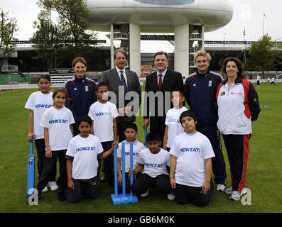 Le capitaine féminin d'Angleterre Charlotte Edwards (en arrière à gauche) avec le président de la BCE Giles Clarke, la secrétaire d'État à l'enfance, à l'école et à la famille, Ed Balls et le All-Rounder d'Angleterre Luke Wright (deuxième à partir de la droite) lors du lancement de la campagne Howzat au terrain de cricket de Lord's, à St John's Wood, Londres. Banque D'Images