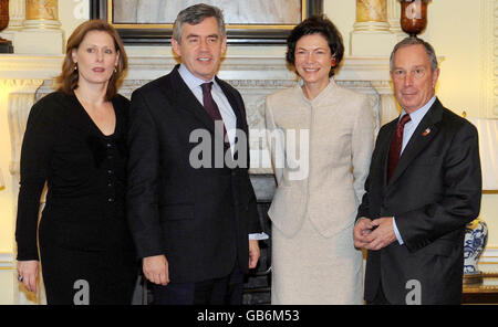 Le Premier ministre Gordon Brown (deuxième à gauche) et sa femme Sarah avec le maire de New York Michael Bloomberg et sa partenaire Diana Taylor, au 10 Downing Street. Banque D'Images