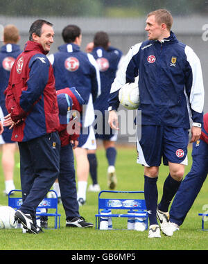 Soccer - session d'entraînement en Écosse - Strathclyde Homes Stadium.George Burley, responsable écossais, avec Darren Fletcher, lors d'une séance d'entraînement au stade Strathclyde Homes, à Dumbarton. Banque D'Images